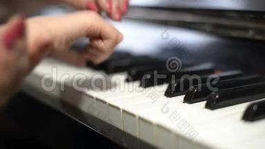 钢琴课。